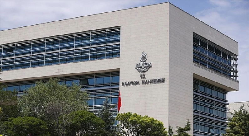 AYM Boşanmalardaki Süresiz Nafaka Kararını İptal Etti.