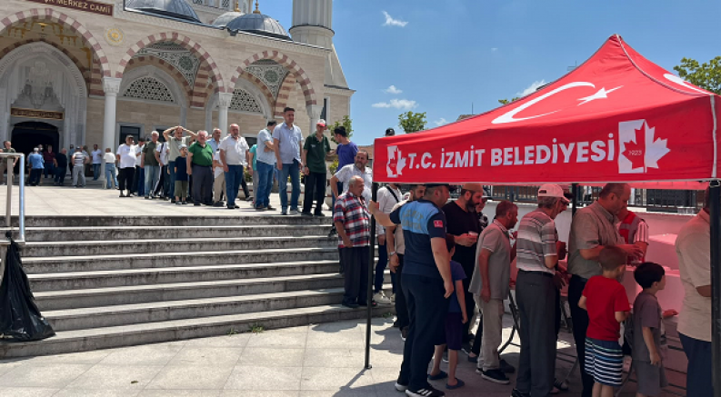 İzmit Belediyesinden Cuma Çıkışı Vatandaşlara Aşure İkramı.