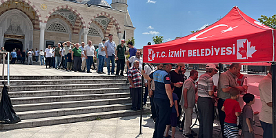 İzmit Belediyesinden Cuma Çıkışı Vatandaşlara Aşure İkramı.
